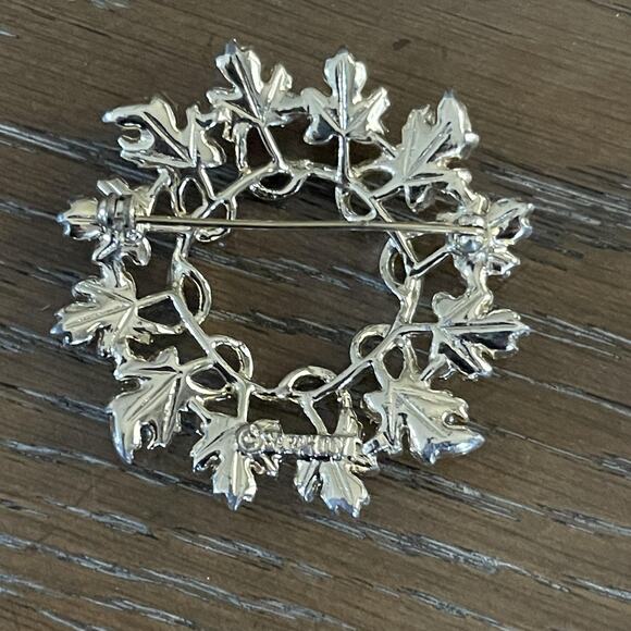 Vintage Sarah Coventry Leaf Wreath Brooch Pin Textured Costume Jewelry - Picture 2 of 6